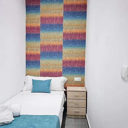 Ro's Lil Guest house Alicante